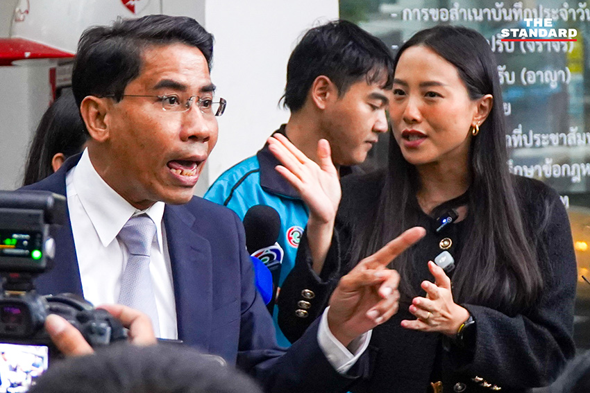 รักชนก ศรีนอก สส.บัญชีรายชื่อ พรรคประชาชน ให้สัมภาษณ์สื่อมวลชนที่ สน.ทองหล่อ 5