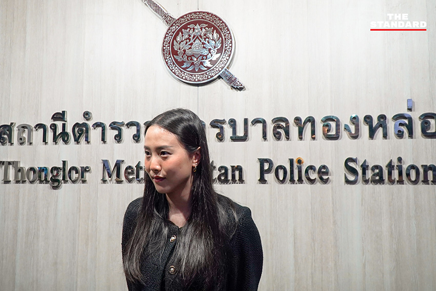 รักชนก ศรีนอก สส.บัญชีรายชื่อ พรรคประชาชน ให้สัมภาษณ์สื่อมวลชนที่ สน.ทองหล่อ 7