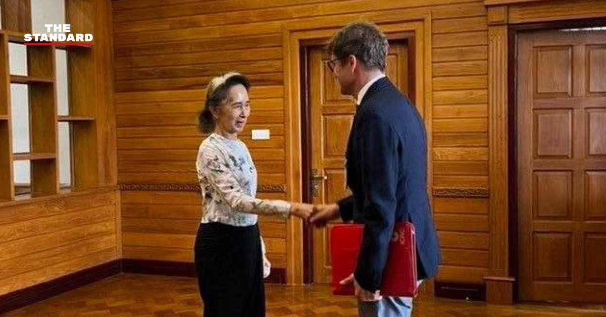 อองซานซูจีกำลังตัดเค้กสีชมพู