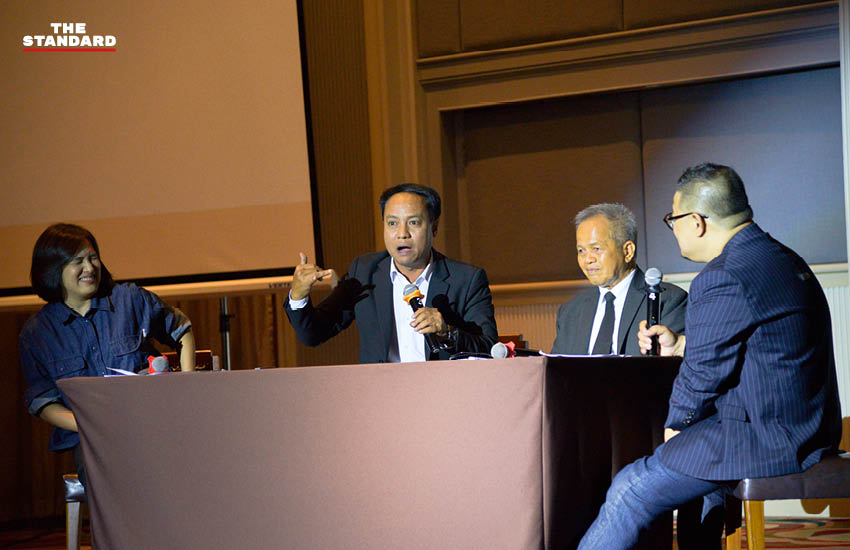ภาพ ยิ่งชีพ อัชฌานนท์ ผู้อำนวยการ iLaw แถลงข่าวเรียกร้อง กกต. สั่งฟ้องคดีฮั้ว สว. 3