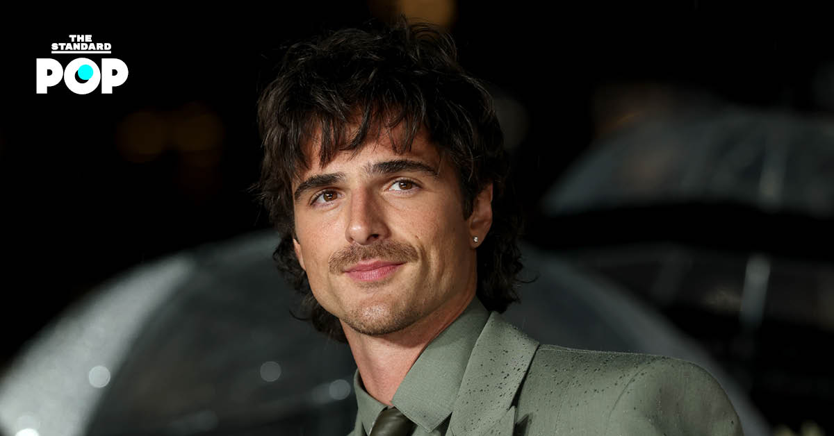 Jacob Elordi ในชุดสูทสีเข้มยืนอยู่บนพรมแดง