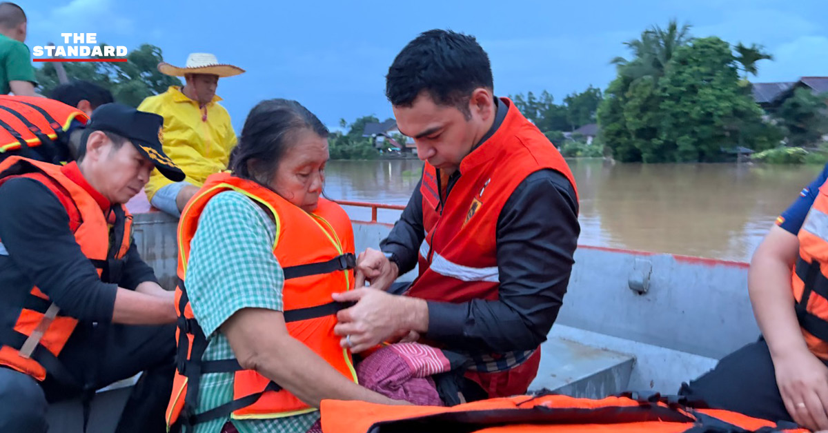 เจเศรษฐ์ ไทยเศรษฐ์ รมช.มหาดไทย นั่งเรือท้องแบนลงพื้นที่ช่วยเหลือประชาชนที่อำเภอปัว จังหวัดน่าน