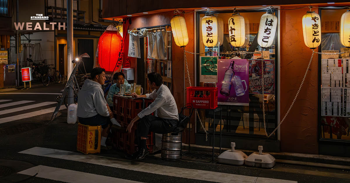 ภาพบรรยากาศร้านอิซากายะในญี่ปุ่นยามค่ำคืน มีผู้คนเดินผ่านและแสงไฟจากร้าน