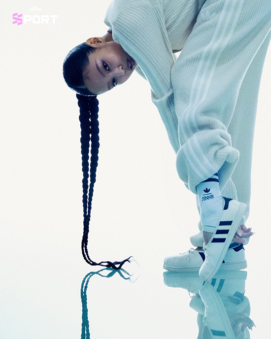 JENNIE สวมรองเท้า adidas Originals Superstar ที่ถูกรีดีไซน์เป็นรองเท้าบัลเลต์หัวเหลี่ยม 1