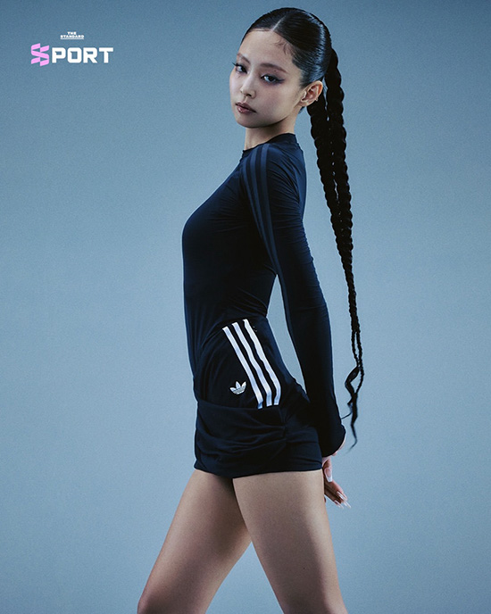 JENNIE สวมรองเท้า adidas Originals Superstar ที่ถูกรีดีไซน์เป็นรองเท้าบัลเลต์หัวเหลี่ยม 3