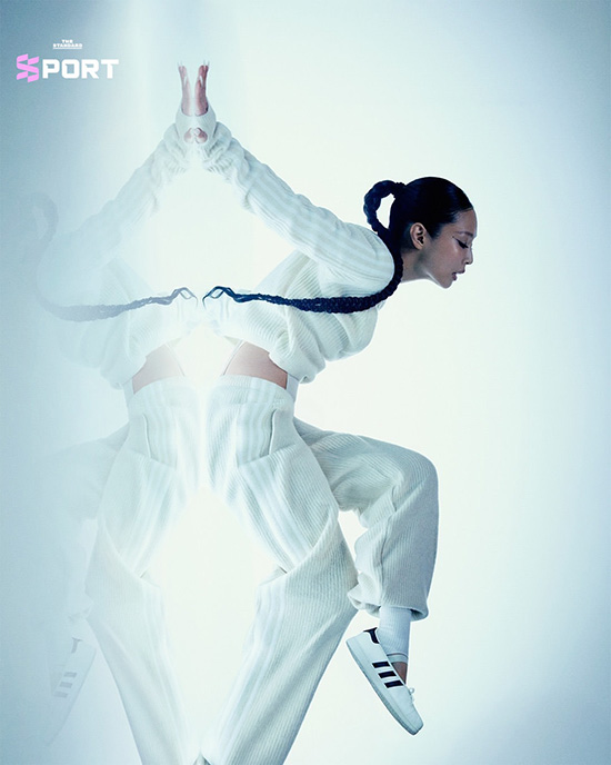 JENNIE สวมรองเท้า adidas Originals Superstar ที่ถูกรีดีไซน์เป็นรองเท้าบัลเลต์หัวเหลี่ยม 4
