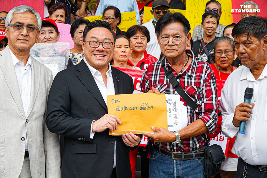 จุลพันธ์ อมรวิวัฒน์ รับหนังสือจากกลุ่มคนเสื้อแดงคัดค้านการแก้ไขโครงการบัตรทอง 2