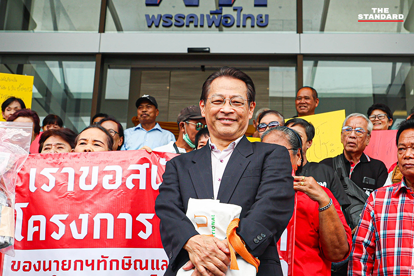 จุลพันธ์ อมรวิวัฒน์ รับหนังสือจากกลุ่มคนเสื้อแดงคัดค้านการแก้ไขโครงการบัตรทอง 4