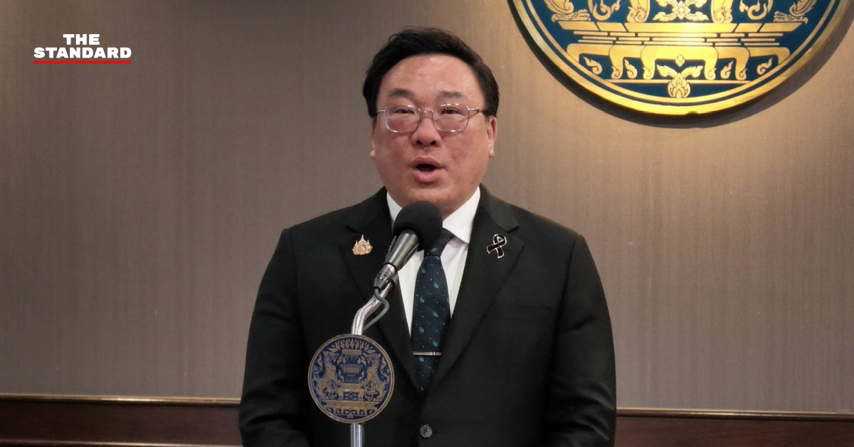 จุลพันธ์ อมรวิวัฒน์ รัฐมนตรีว่าการกระทรวงแรงงาน กำลังให้สัมภาษณ์