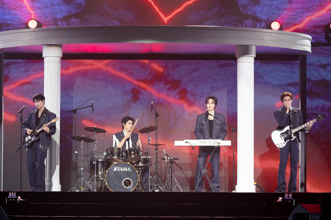 จูเนียร์และมาร์คแสดงคอนเสิร์ต SunnyMoon CONCERT 10