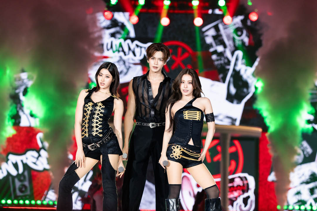 จูเนียร์และมาร์คแสดงคอนเสิร์ต SunnyMoon CONCERT 12