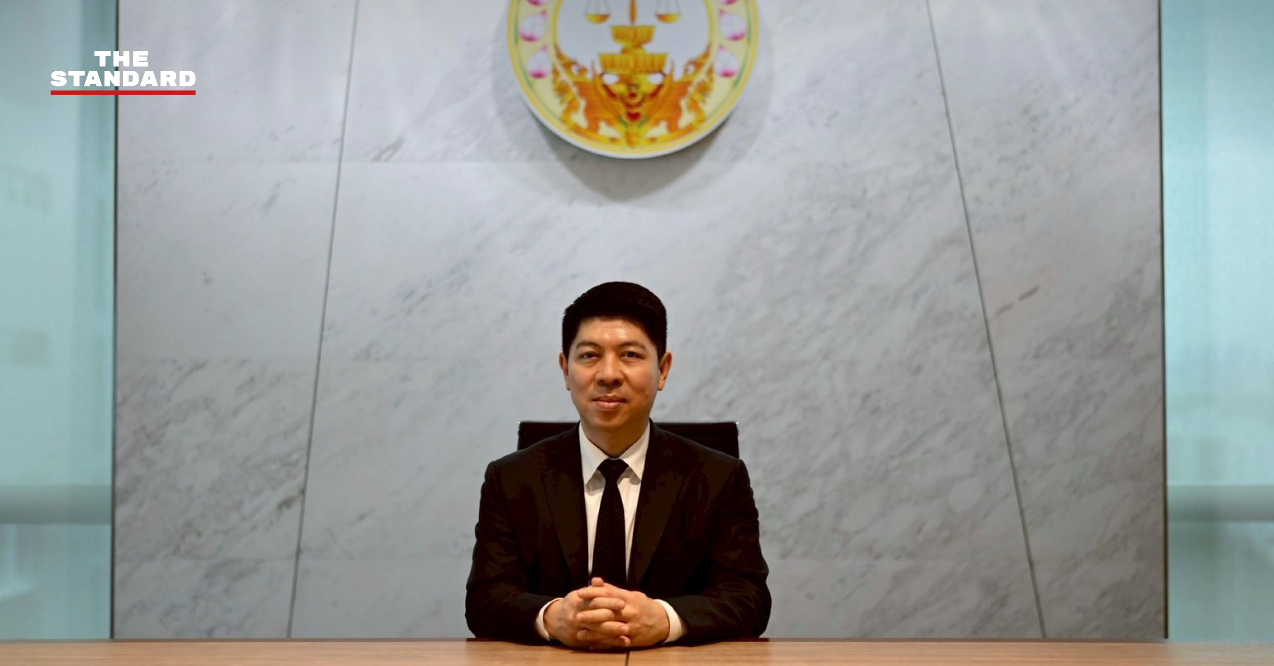 สุริยัณห์ หงษ์วิไล โฆษกศาลยุติธรรม กำลังให้สัมภาษณ์
