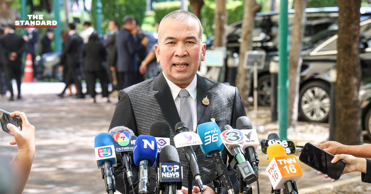 พล.ต.ท. รุทธพล เนาวรัตน์ รัฐมนตรีว่าการกระทรวงยุติธรรม ให้สัมภาษณ์สื่อมวลชน