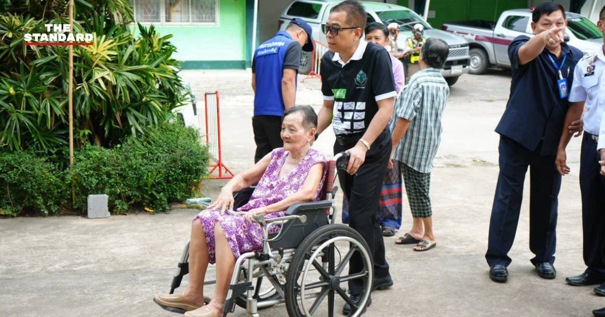 แสวง บุญมี เลขาธิการ กกต. พูดคุยกับคุณยายทองม้วนวัย 90 ปี ที่มาใช้สิทธิเลือกตั้งนายก อบจ. กาฬสินธุ์