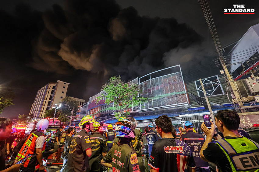 เจ้าหน้าที่ดับเพลิงกำลังฉีดน้ำสกัดเพลิงไหม้ที่อาคารคลองถมเซ็นเตอร์ ซึ่งมีควันหนาทึบและโครงสร้างเสียหาย 15