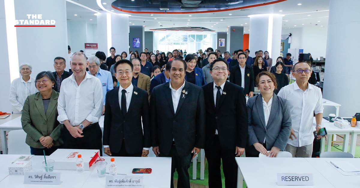 ภาพผู้บริหารและผู้ร่วมงานเปิดตัวโครงการ Farming Future, Together ณ สจล.