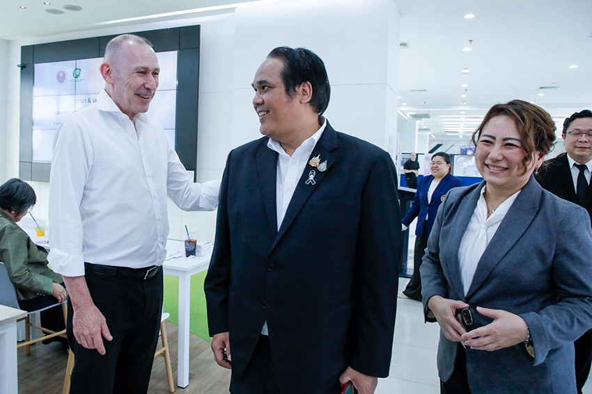 ภาพผู้บริหารและผู้ร่วมงานเปิดตัวโครงการ Farming Future, Together ณ สจล. 1