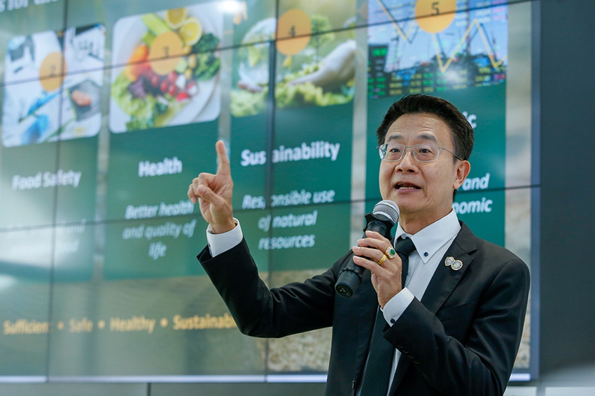 ภาพผู้บริหารและผู้ร่วมงานเปิดตัวโครงการ Farming Future, Together ณ สจล. 10