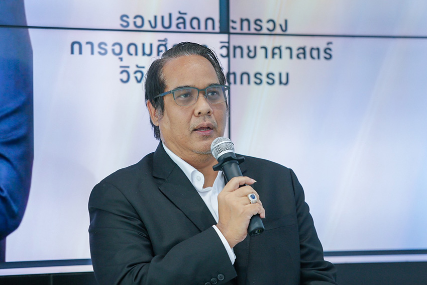 ภาพผู้บริหารและผู้ร่วมงานเปิดตัวโครงการ Farming Future, Together ณ สจล. 4