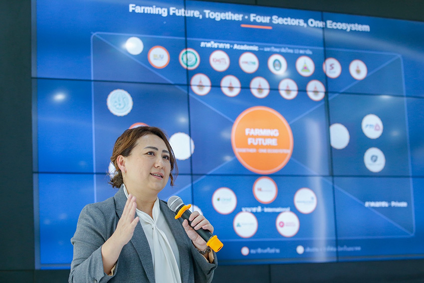 ภาพผู้บริหารและผู้ร่วมงานเปิดตัวโครงการ Farming Future, Together ณ สจล. 7