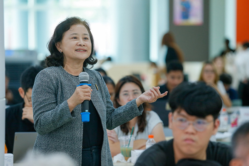 ภาพผู้บริหารและผู้ร่วมงานเปิดตัวโครงการ Farming Future, Together ณ สจล. 8