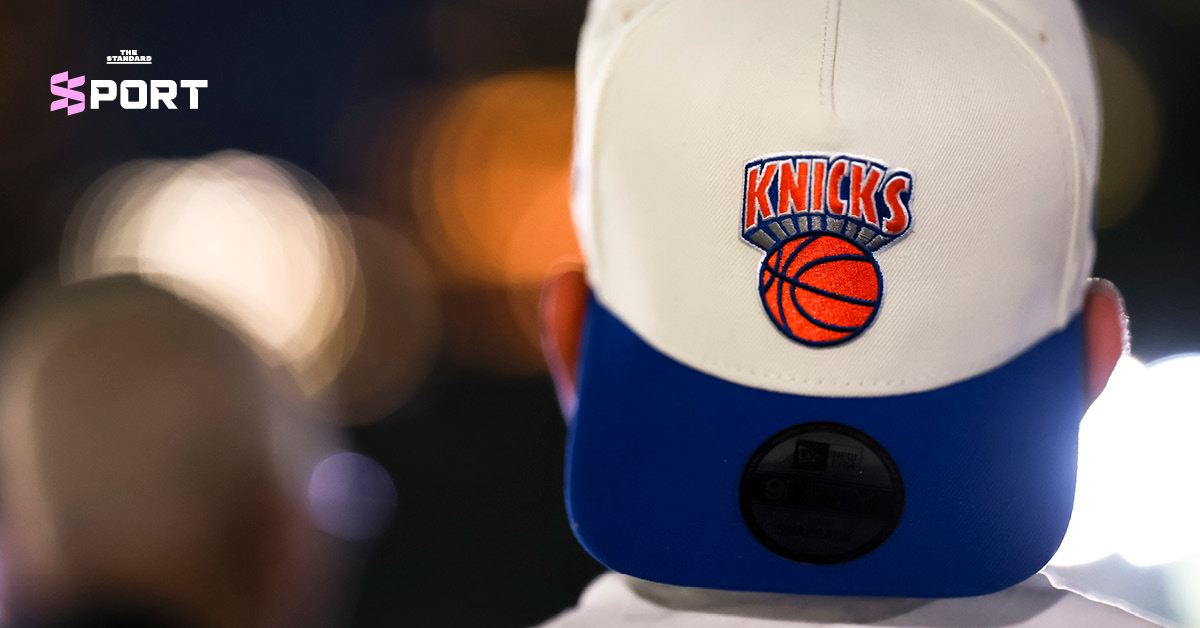 ภาพหมวกแก๊ป New York Knicks สีน้ำเงินเข้ม มีโลโก้ทีมสีส้มและขาว