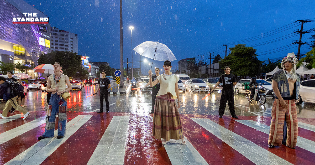 นายแบบนางแบบเดินแฟชั่นโชว์ LANNA HAUTE COUTURE บนทางม้าลายกลางสายฝนที่แยกรินคำ เชียงใหม่