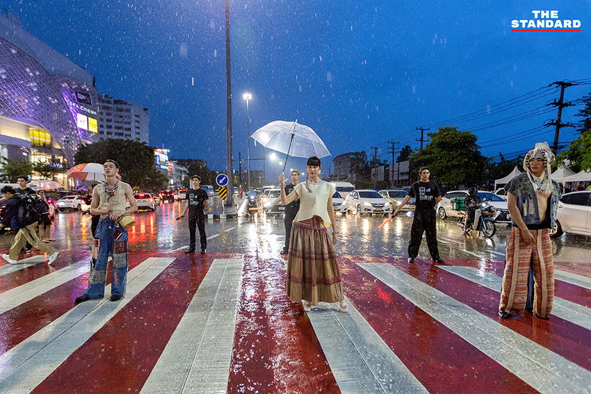 นายแบบนางแบบเดินแฟชั่นโชว์ LANNA HAUTE COUTURE บนทางม้าลายกลางสายฝนที่แยกรินคำ เชียงใหม่ 1