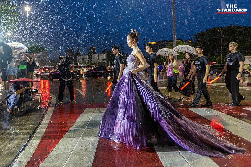 นายแบบนางแบบเดินแฟชั่นโชว์ LANNA HAUTE COUTURE บนทางม้าลายกลางสายฝนที่แยกรินคำ เชียงใหม่ 2