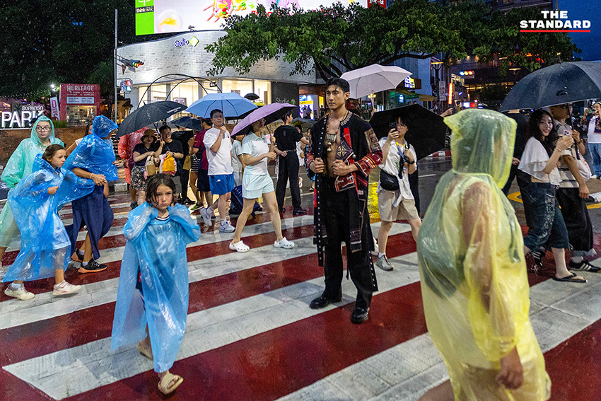 นายแบบนางแบบเดินแฟชั่นโชว์ LANNA HAUTE COUTURE บนทางม้าลายกลางสายฝนที่แยกรินคำ เชียงใหม่ 3