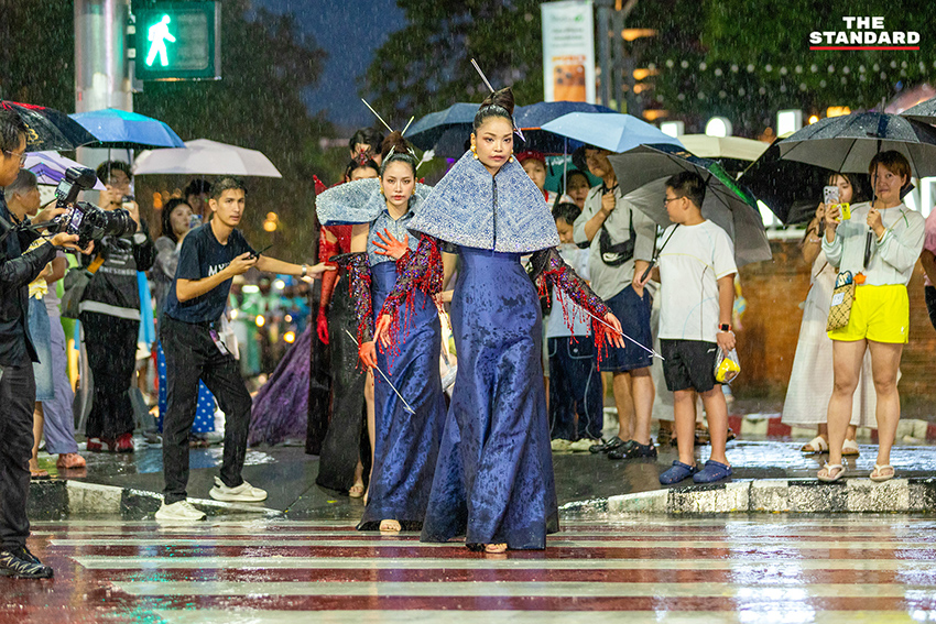นายแบบนางแบบเดินแฟชั่นโชว์ LANNA HAUTE COUTURE บนทางม้าลายกลางสายฝนที่แยกรินคำ เชียงใหม่ 4