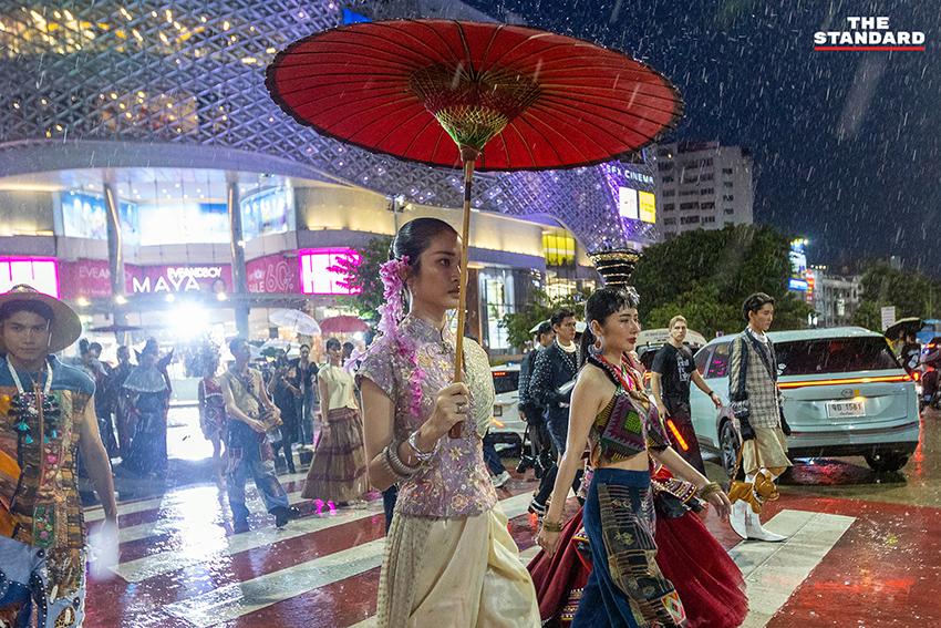 นายแบบนางแบบเดินแฟชั่นโชว์ LANNA HAUTE COUTURE บนทางม้าลายกลางสายฝนที่แยกรินคำ เชียงใหม่ 5