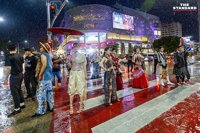 นายแบบนางแบบเดินแฟชั่นโชว์ LANNA HAUTE COUTURE บนทางม้าลายกลางสายฝนที่แยกรินคำ เชียงใหม่ 6