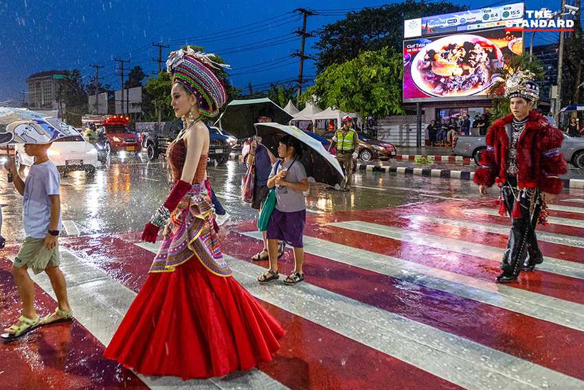 นายแบบนางแบบเดินแฟชั่นโชว์ LANNA HAUTE COUTURE บนทางม้าลายกลางสายฝนที่แยกรินคำ เชียงใหม่ 7