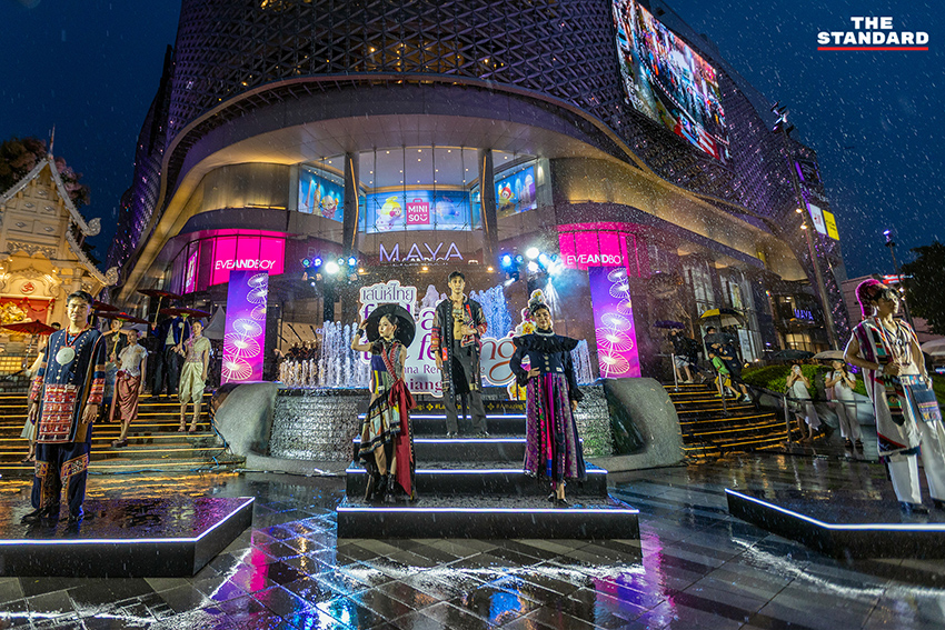 นายแบบนางแบบเดินแฟชั่นโชว์ LANNA HAUTE COUTURE บนทางม้าลายกลางสายฝนที่แยกรินคำ เชียงใหม่ 8