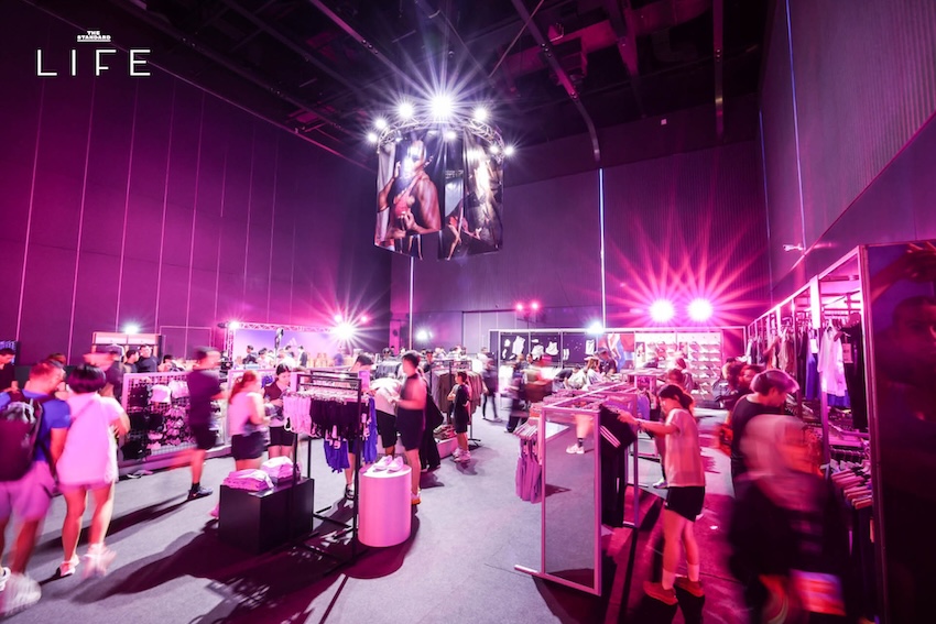 ภาพบรรยากาศงาน LES MILLS LIVE Bangkok 2026 x adidas ที่มีผู้คนจำนวนมากกำลังออกกำลังกายในฮอลล์ขนาดใหญ่ 4