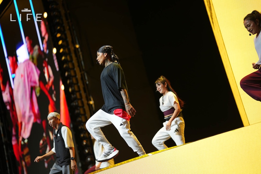 ภาพบรรยากาศงาน LES MILLS LIVE Bangkok 2026 x adidas ที่มีผู้คนจำนวนมากกำลังออกกำลังกายในฮอลล์ขนาดใหญ่ 8
