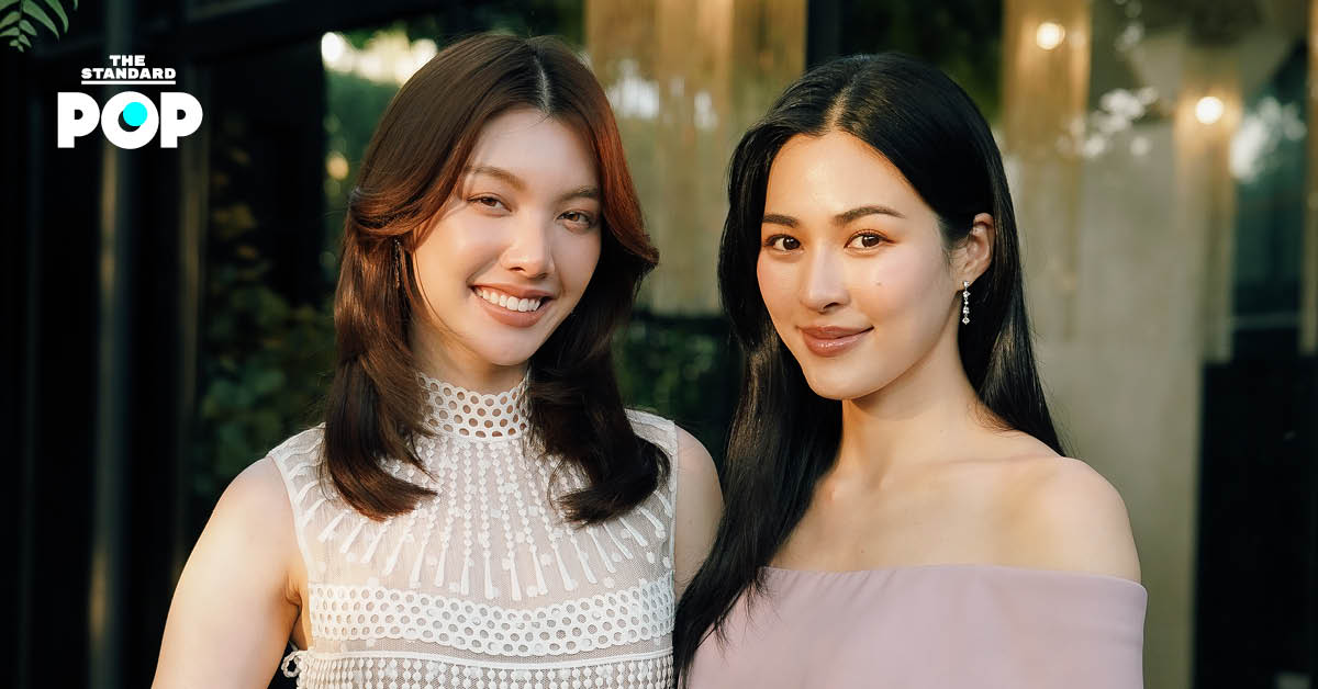 หลิงหลิง ศิริลักษณ์ และ ออม กรณ์นภัส ยืนคู่กันในชุดสวยงาม