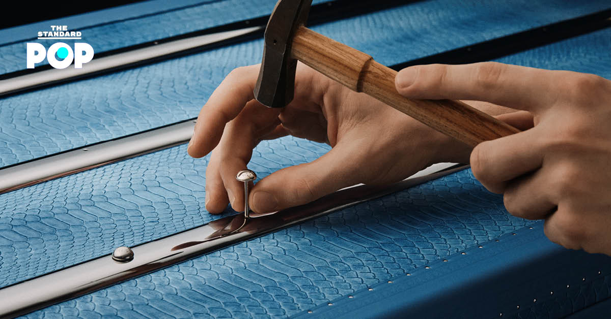 ภาพทรังก์ Louis Vuitton High Trunks รุ่น Mother of Pearl Marquetry ที่แสดงงานฝีมือการประดับเปลือกหอยมุก