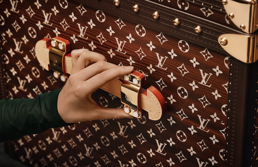 ภาพทรังก์ Louis Vuitton High Trunks รุ่น Mother of Pearl Marquetry ที่แสดงงานฝีมือการประดับเปลือกหอยมุก 1