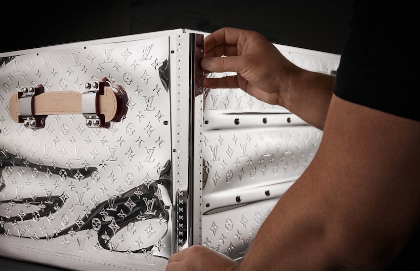 ภาพทรังก์ Louis Vuitton High Trunks รุ่น Mother of Pearl Marquetry ที่แสดงงานฝีมือการประดับเปลือกหอยมุก 3