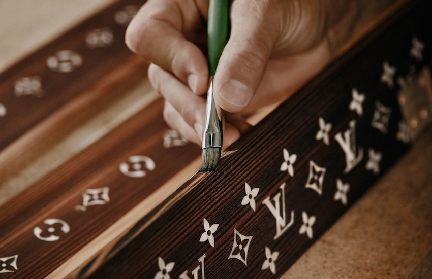 ภาพทรังก์ Louis Vuitton High Trunks รุ่น Mother of Pearl Marquetry ที่แสดงงานฝีมือการประดับเปลือกหอยมุก 5