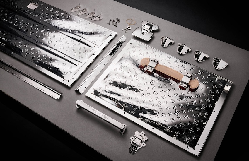 ภาพทรังก์ Louis Vuitton High Trunks รุ่น Mother of Pearl Marquetry ที่แสดงงานฝีมือการประดับเปลือกหอยมุก 6