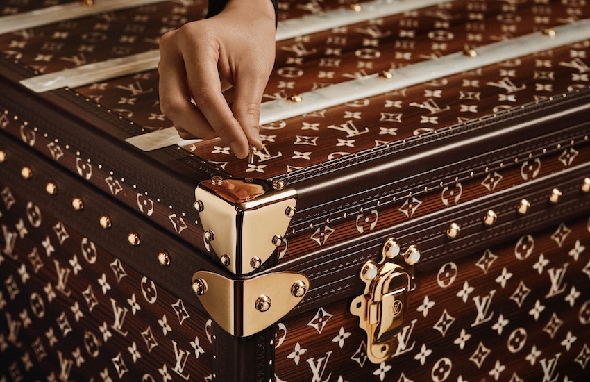 ภาพทรังก์ Louis Vuitton High Trunks รุ่น Mother of Pearl Marquetry ที่แสดงงานฝีมือการประดับเปลือกหอยมุก 7