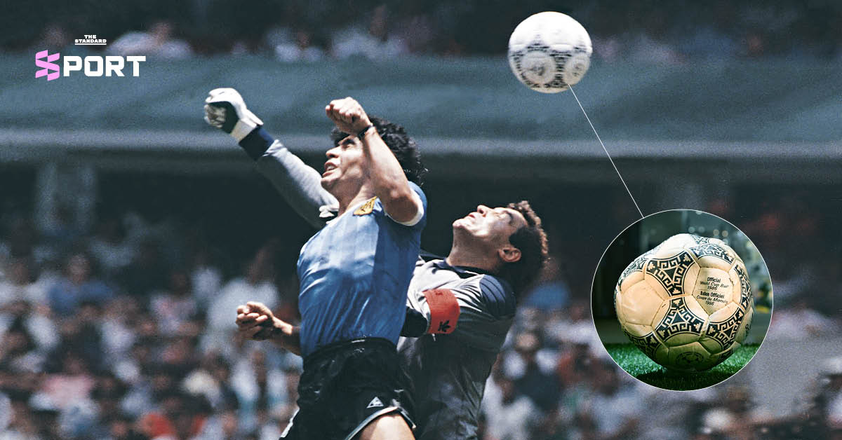 ลูกฟุตบอล adidas Azteca ที่บุบเล็กน้อย