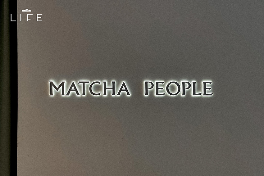 บรรยากาศภายในร้าน MATCHA PEOPLE สาขาเอราวัณ แบงค็อก ที่มีโต๊ะกลมเป็นซิกเนเจอร์ 1