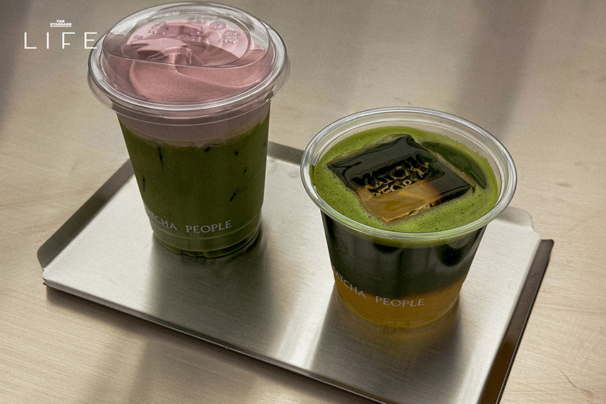 บรรยากาศภายในร้าน MATCHA PEOPLE สาขาเอราวัณ แบงค็อก ที่มีโต๊ะกลมเป็นซิกเนเจอร์ 10
