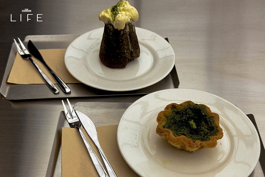 บรรยากาศภายในร้าน MATCHA PEOPLE สาขาเอราวัณ แบงค็อก ที่มีโต๊ะกลมเป็นซิกเนเจอร์ 11