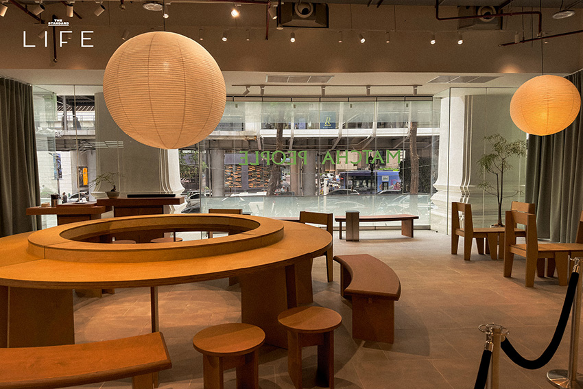 บรรยากาศภายในร้าน MATCHA PEOPLE สาขาเอราวัณ แบงค็อก ที่มีโต๊ะกลมเป็นซิกเนเจอร์ 3