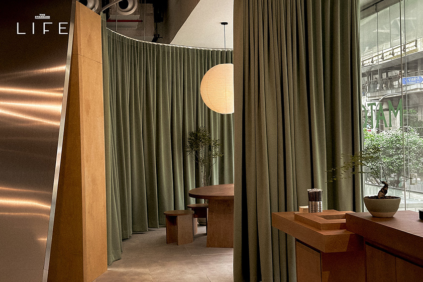 บรรยากาศภายในร้าน MATCHA PEOPLE สาขาเอราวัณ แบงค็อก ที่มีโต๊ะกลมเป็นซิกเนเจอร์ 6